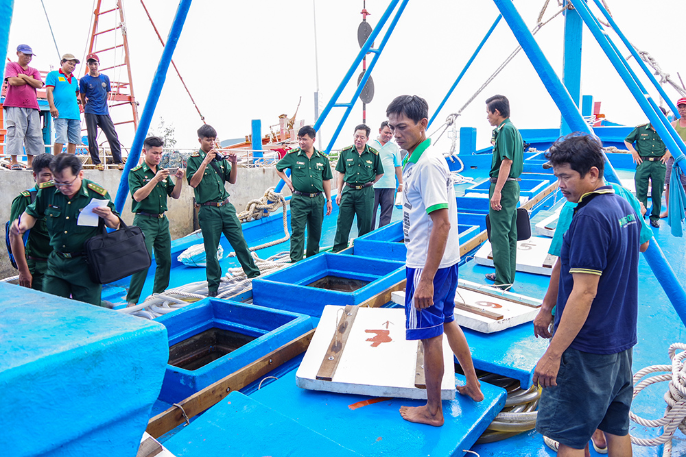 Sóc Trăng: Bắt tàu chở 100.000 lít dầu không rõ nguồn gốc

